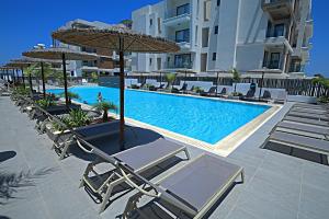 Bazén v ubytování Golden Tree Apartment nebo v jeho okolí
