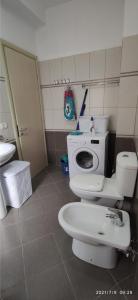 uma casa de banho com um WC e um lavatório em Wonderful Sea View Apartment Qerret em Golem