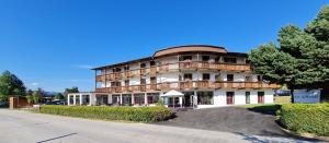 un gran edificio con balcón en una calle en Das Alpensee, en Unterburg am Klopeiner See