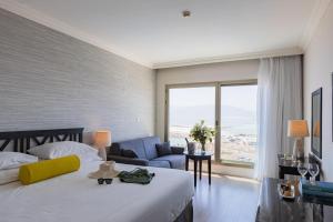 Postel nebo postele na pokoji v ubytování Enjoy Dead Sea Hotel + 37 fotografií