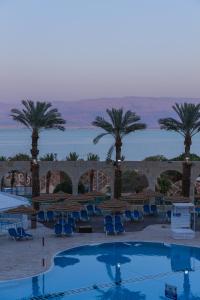 Bazén v ubytování Enjoy Dead Sea Hotel nebo v jeho okolí