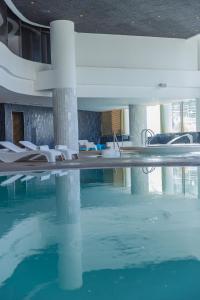 Bazén v ubytování Enjoy Dead Sea Hotel nebo v jeho okolí