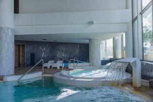 Bazén v ubytování Enjoy Dead Sea Hotel nebo v jeho okolí