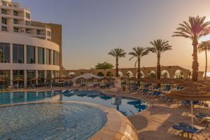 Bazén v ubytování Enjoy Dead Sea Hotel nebo v jeho okolí