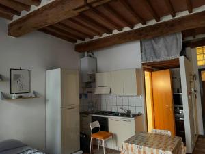 Kuchyňa alebo kuchynka v ubytovaní appartamento monolocale