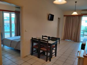1 dormitorio con mesa, sillas y 1 cama en Zannis Hotel, en Rethymno