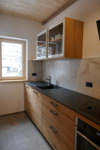 A kitchen or kitchenette at Cësa Gredine