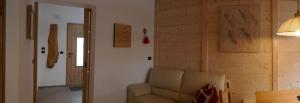 A seating area at Cësa Gredine