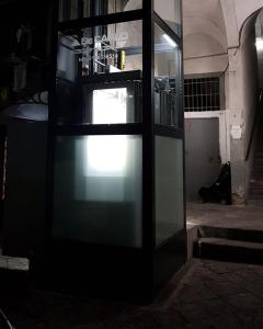 une porte en verre est ouverte dans un bâtiment dans l'établissement Residence San Mattia, à Naples