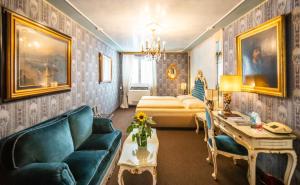 Postel nebo postele na pokoji v ubytování Hotel Palais Porcia
