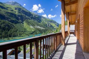 balcone con vista sul fiume e sulle montagne. di Chalet Rosko by Chalet Chardons a Tignes Altre 20 foto