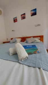 Een bed of bedden in een kamer bij Nefeli rooms Ios