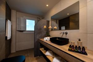 Um banheiro em Neoma Luxury Suites