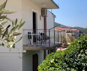 - un balcon avec une table et des chaises dans un bâtiment dans l'établissement Rooms 22 - Beachfront, à Primošten