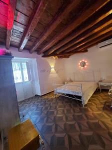 una camera con un letto in una stanza con soffitto in legno di Casa Haiducii Puglia a Bari Altre 13 foto