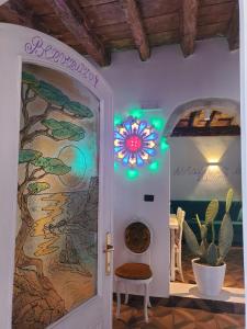 una camera con una porta con una mappa sul muro di Casa Haiducii Puglia a Bari