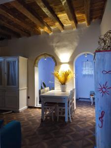 una sala da pranzo con tavolo e sedie bianchi di Casa Haiducii Puglia a Bari