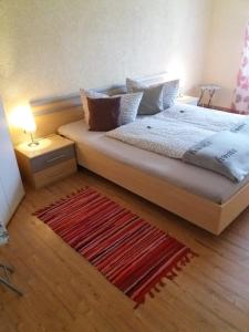 Een bed of bedden in een kamer bij Ferienwohnung Falke