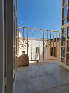 una vista dal balcone di un edificio di Casa Haiducii Puglia a Bari