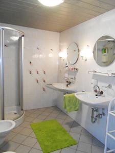 ein Badezimmer mit zwei Waschbecken, einem WC und einer Dusche in der Unterkunft Urlaub am Bauernhof Wenigeder - Familie Klopf in Gutau