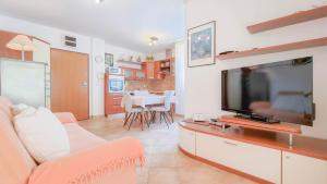 sala de estar con TV y comedor en Matteo, en Novigrad Istria