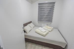 Postel nebo postele na pokoji v ubytování Apartmani Centar Loznica