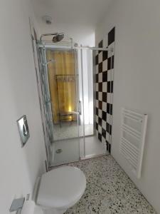 un bagno con wc e doccia in vetro di Carré de Lune a Villeneuve-lès-Avignon Altre 47 foto