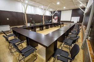 una gran sala de conferencias con una mesa larga y sillas en Eco House, en Osh
