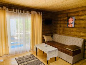 - un salon avec un banc et une fenêtre dans l'établissement Chalet Vedmezhe, à Polyana
