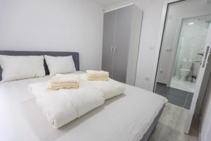Postel nebo postele na pokoji v ubytování Apartmani Centar Loznica