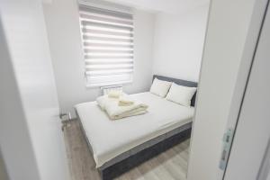 Postel nebo postele na pokoji v ubytování Apartmani Centar Loznica