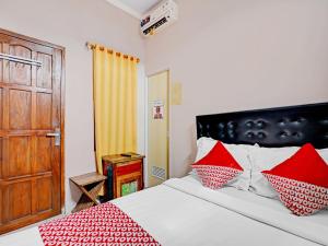 Кровать или кровати в номере OYO 90234 Dhoho Family Guest House