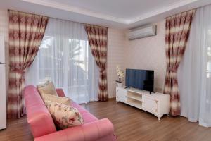 TV i/ili multimedijalni sistem u objektu Onix Apart Hotel