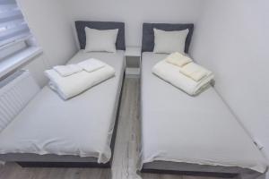 Postel nebo postele na pokoji v ubytování Apartmani Centar Loznica