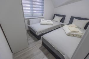 Un pat sau paturi într-o cameră la Apartmani Centar Loznica
