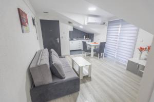 Kuchyň nebo kuchyňský kout v ubytování Apartmani Centar Loznica