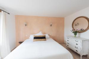 Posteľ alebo postele v izbe v ubytovaní La Petite Ruche, 1 bedroom Gite in the Luberon