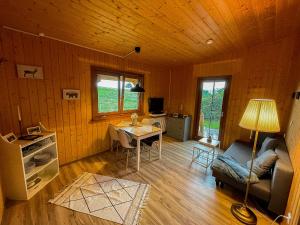 sala de estar con mesa y sofá en Haus im Grünen, en Trendelburg