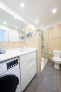 łazienka z umywalką, toaletą i prysznicem w obiekcie MEDANO4YOU The Austrian Holiday Home w mieście El Médano