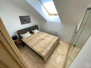 Postel nebo postele na pokoji v ubytování Downtown Gozsdu Vibe Apartments
