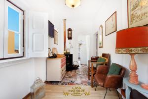 un soggiorno con scrivania e sedie in camera di Casa Mathilde Sintra a Sintra