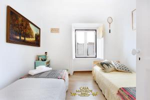 una camera con due letti e una finestra di Casa Mathilde Sintra a Sintra