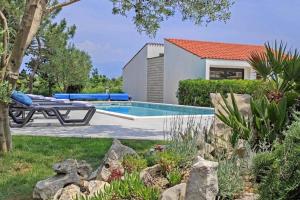 - une piscine en face d'une maison dans l'établissement Apartment in Casa Porta Luna, Gajac, Novalja, à Novalja