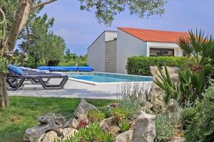 Bazén v ubytování Apartment in Casa Porta Luna, Gajac, Novalja nebo v jeho okolí