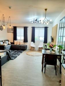 Posezení v ubytování Amaia Steps Nuvali fully furnished unit with swimming pool view near Carmelray Pitland