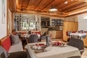 A restaurant or other place to eat at Naturhotel Lärchenhof