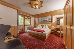 A bed or beds in a room at Naturhotel Lärchenhof Még 37 kép