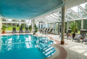 The swimming pool at or close to Naturhotel Lärchenhof