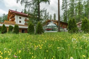 Κήπος έξω από το Naturhotel Lärchenhof