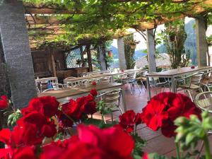 Hotel Restaurant Rätia餐厅或其他用餐的地方